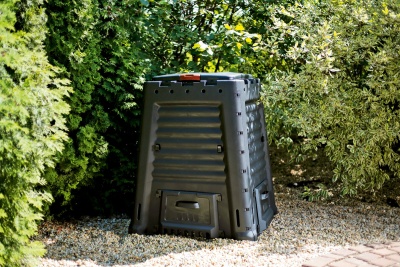 plastikovyy-komposter-Mega-Composter-keter-na-650-litrov-v-sadu.jpg
